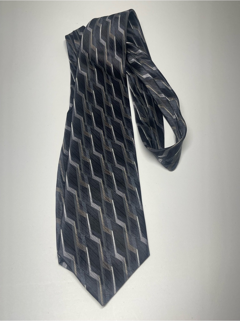 Stafford Executive Men's Tie 100% Imported Silk Gray Black Geometric Wave Luxury